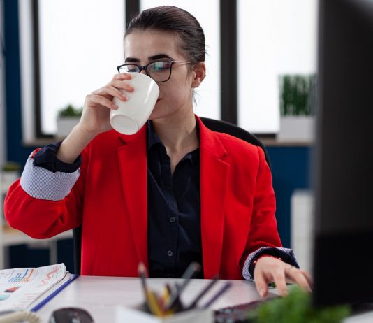 Nem hiszi el, hogy mennyit költenek a cégek az ingyen kávéra! Irodai kávézás