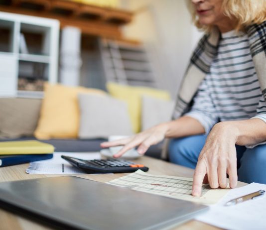 „Lehet-e másodállásom, ha nem elég a fizetésem? És kell-e szólnom róla a főnökömnek? ” Másodállás