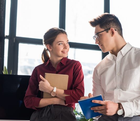 Kollégák extrákkal – megéri az irodai szerelem? Munkahelyi szerelem