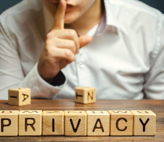 Belenézhet-e a főnököm a privát levelezésembe? És van-e joga ehhez az én hátam mögött? Privát levelezés