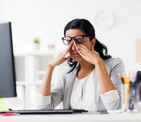 Egész nap gép előtt ülsz? Te is kérhetsz munkahelyi támogatást szemüvegre Fáradt szem