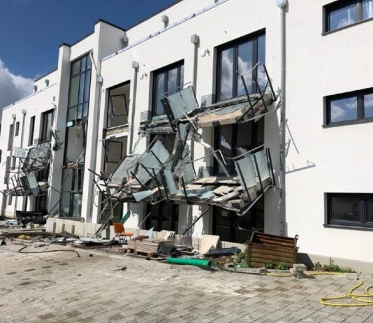 Nem kapta meg a munkadíját – majdnem lerombolta, amit épített Blumbergi lerombolt ház