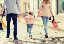 Hamarabb utalják ki az szja-visszatérítést az adóbevallásban igénylőknek Családi séta