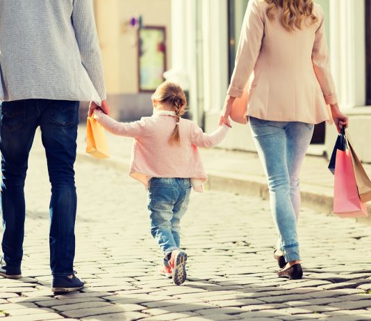 Hamarabb utalják ki az szja-visszatérítést az adóbevallásban igénylőknek Családi séta