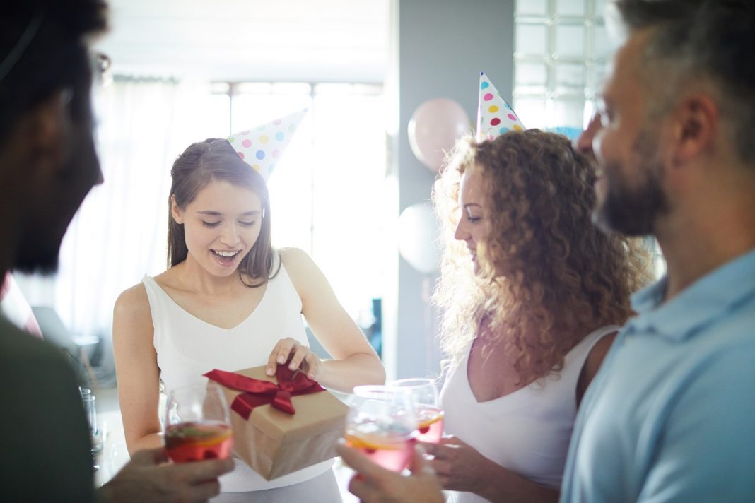 Elfogadhatom a kínosan drága meglepetést a kollégámtól? – avagy hogy válasszunk jól ajándékot? Ajándékozás
