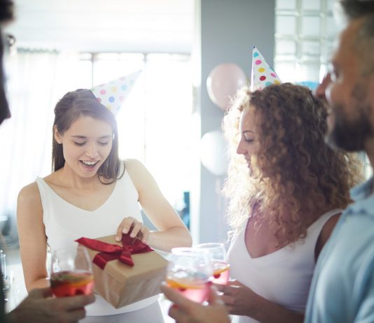 Elfogadhatom a kínosan drága meglepetést a kollégámtól? – avagy hogy válasszunk jól ajándékot? Ajándékozás