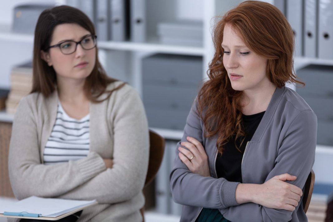 Zaklatásra panaszkodik a beosztottad, és fogalmad sincs mitévő légy? Tanácsok a szakértőtől Bántalmazott nő