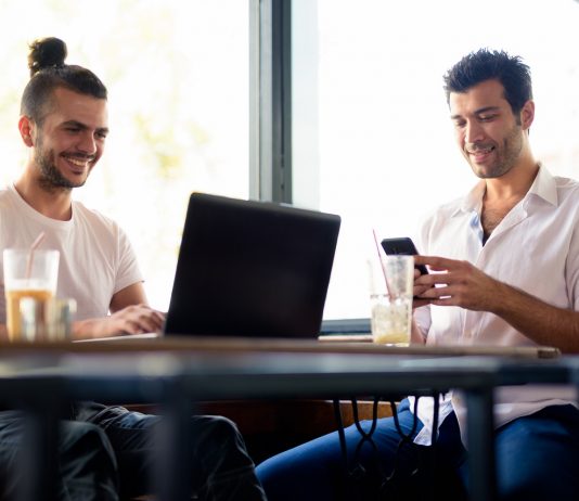 Ezt a 4 dolgot fontold meg, mielőtt egy barátodnak kezdesz dolgozni Barátság és munka