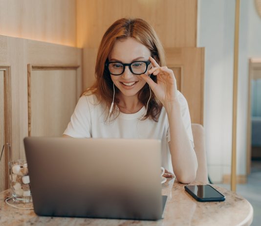 A Rákoknak jól indul a munkahét, a Szűz pedig különösen hatékony lesz – Karrier horoszkóp november 2-re Boldog nő