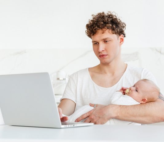 Karrier és család? Te is nehezen hangolod össze? – akkor ez a program neked is szólhat Fiatal dolgozó apa