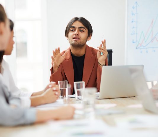 Fiatal a főnököm – hogy vegyem komolyan? Fiatal főnök