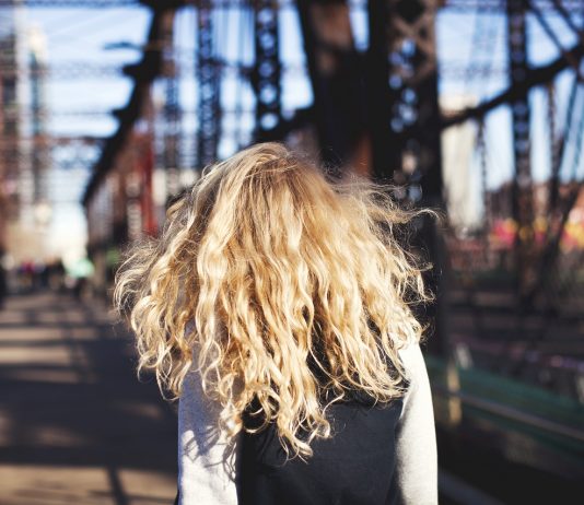 Egy felmérés szerint a fiatal magyar nők harmada semmittevéssel üti el az időt. Ez is a koronavírus hozadéka lenne? Fiatal nő