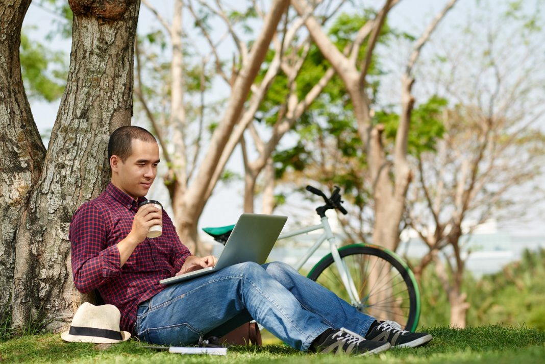 Magyarország is csalogatja a digitális nomádokat. Kinek mit hoz a távmunka? Freelancer