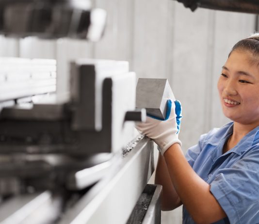 “A vendégmunkások többsége dolgozni és nem letelepedni jön Magyarországra” Kínai munkás nő