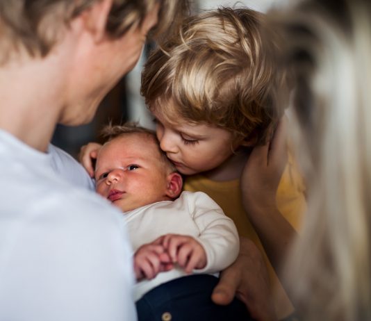 Szülő vagy, de se szakmád, se pénzed és tanulnál? Íme a segítség! Kisgyermekes szülő