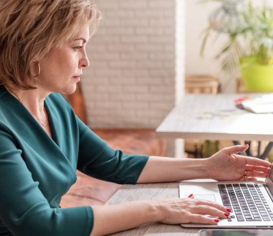 Az Oroszlán fantáziálhat, a Kos pedig jobb, ha a saját meggyőződéseire hallgat – karrier horoszkóp november 17-re Középkorú nő laptopon dolgozik