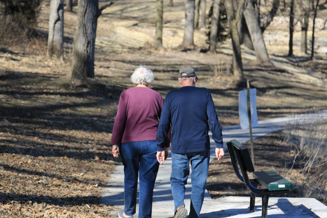 Karácsony előtt jól jön a pénz – a héten kezdődik az emelt nyugdíjak kézbesítése Nyugdíjasok