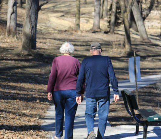 Karácsony előtt jól jön a pénz – a héten kezdődik az emelt nyugdíjak kézbesítése Nyugdíjasok