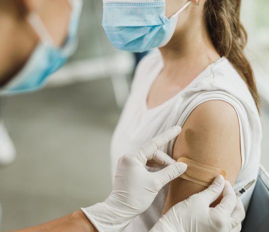 Ez lesz az újabb szigorítás a járvány miatt Oltás