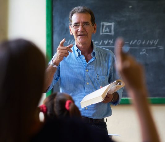 Mégsem teheti kötelezővé az oltást a munkáltató? Pedagógus férfi