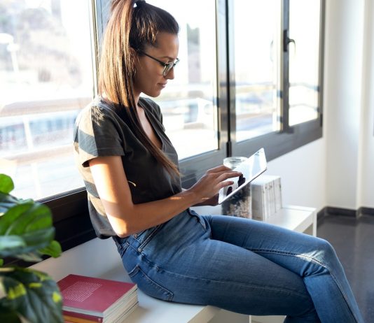 Így hat rád, ha nem szívsz friss levegőt munka közben Ablak előtt