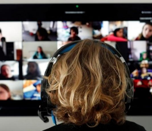 Zoom-meetingen rúgta ki 900 alkalmazottját webinarium