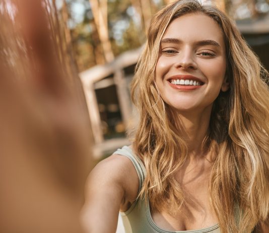 A Kos szupererővel bír ma, az Oroszlán a siker fényében ragyog – karrier horoszkóp december 6. Boldog nő