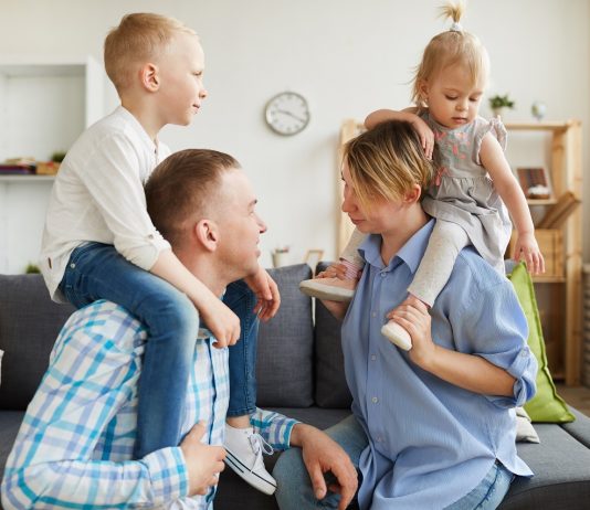 Ha ezek az adatok hiányoznak, nem utalják ki a családi adóvisszatérítést Családi kép