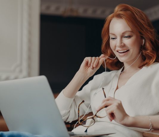 A Mérlegeknek sok örömöt, az Ikreknek aktivitást ígér a hét – karrier horoszkóp december 13-19. Elégedett nő