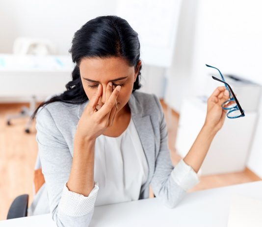 Irodában ülsz naphosszat? Így hat a szemedre az egész napos led fény Fáradt szemek