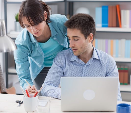 A home office átka – ezért megterhelő az összezártság még a legnagyobb szerelemben is Házaspár home office-ban