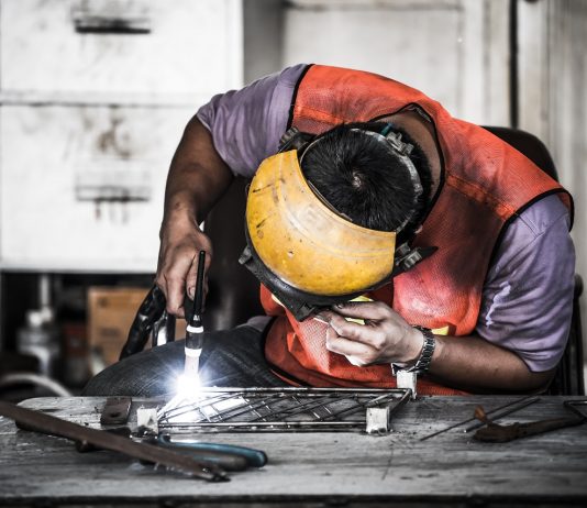 Egyre nagyobb a fizikai munkások piaci alkuereje Hegesztő