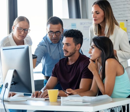 Az informatikusok bére az egekben – ennyit kereshetsz, ha jó programozó vagy informatikusok