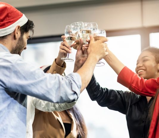 Újévi fogadalmak – az irodában Újévi koccintás