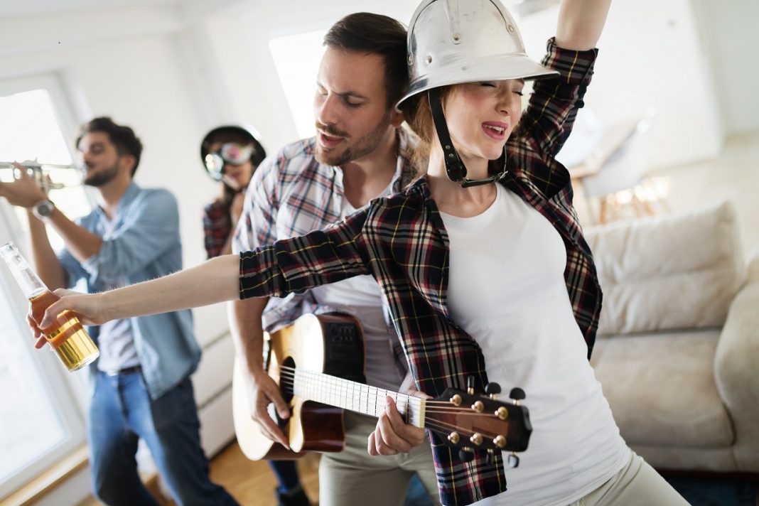 Dolgozni, miután a buliban az asztalon táncoltál? Avagy mit engedhetünk meg magunknak a szabadidőnkben? Házibuli