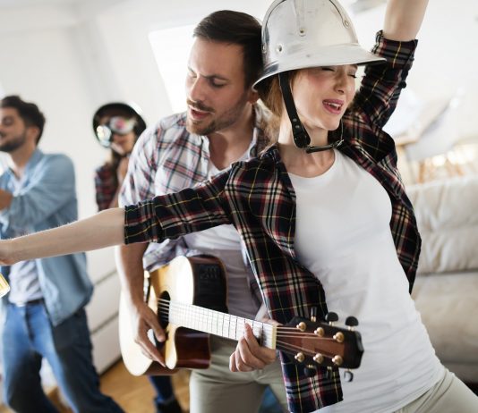 Dolgozni, miután a buliban az asztalon táncoltál? Avagy mit engedhetünk meg magunknak a szabadidőnkben? Házibuli