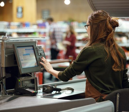 Az eladóknak is pihenni kell – így lesznek nyitva a nagy üzletláncok december 24-én Pénztárosnő