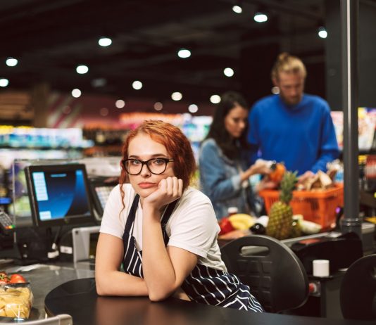 Karrierépítés vagy megélhetés? A nők még ma is sokszor csak „kiszolgálnak” a munkahelyükön Pénztárosnő
