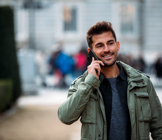 Jó hír a külföldön dolgozóknak: új döntést hozott az EU a roaming-díjakról Roaming