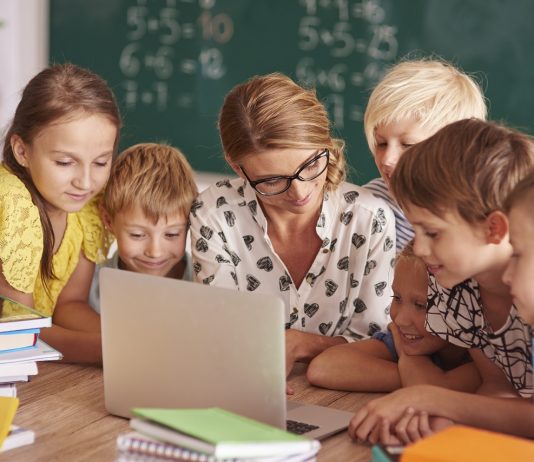 Ennyit emelkedik a tanárok bére januártól Tanár