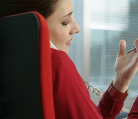 Az agyamra mész! – legidegesítőbb szokások az irodában Titkárnő