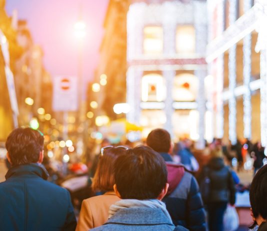 A magyarok szerint nem csökkent számottevően a fizetés a járvány miatt városi utcakép