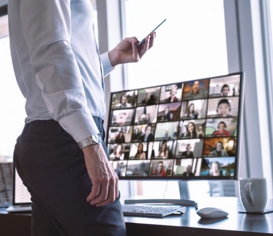 Összefogtak a nagyvállalatok a Zoom-on kirúgott 900 dolgozóért Zoom meeting