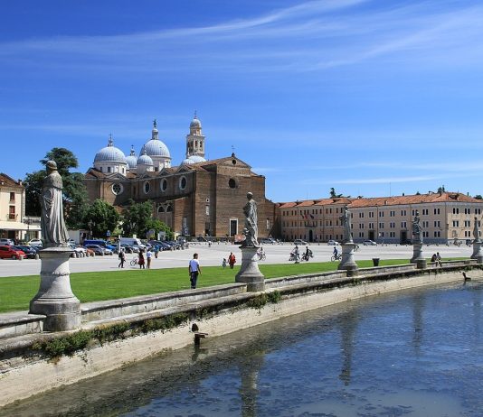 Női tudós szobrán vitatkoznak olasz államférfiak Prato della Valle
