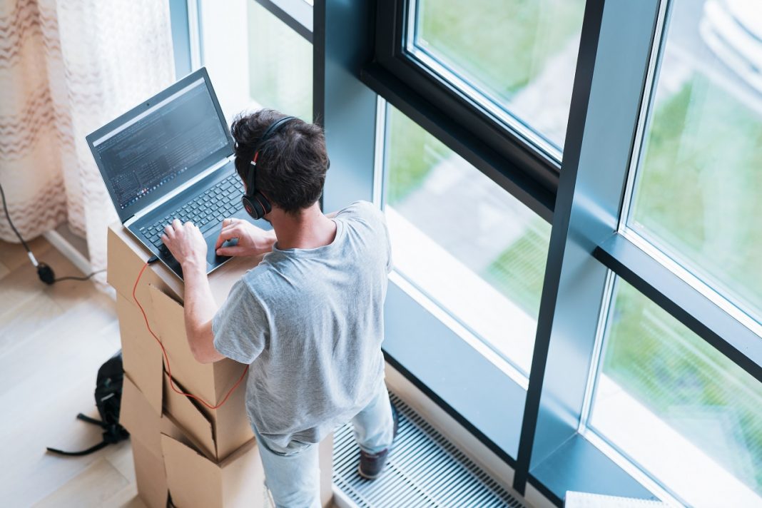 Irodai munka ülve vagy állva? Melyik jobb nekünk? Állómunka