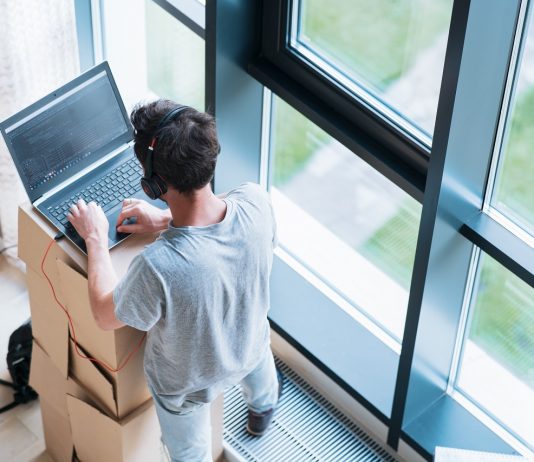 Irodai munka ülve vagy állva? Melyik jobb nekünk? Állómunka