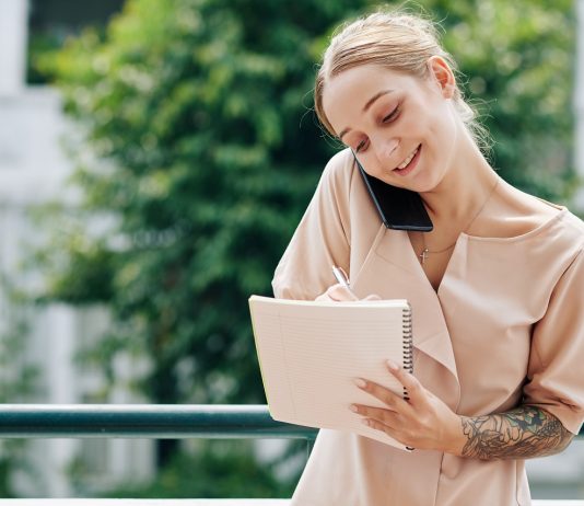 Jövőkutatók szerint az lesz a normális, ha egyszerre több munkánk lesz Elfoglalt nő