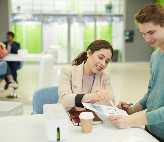 Havi 41 ezer forinttal emelkedhet a 25 év alattiak nettó bére januártól Fiatal munkatársak