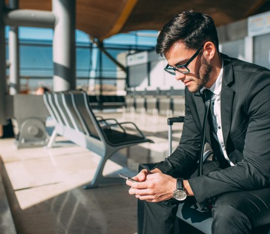 Rengeteg pénzt küldenek haza a külföldön dolgozó magyarok Fiatal férfi a repülőtéren