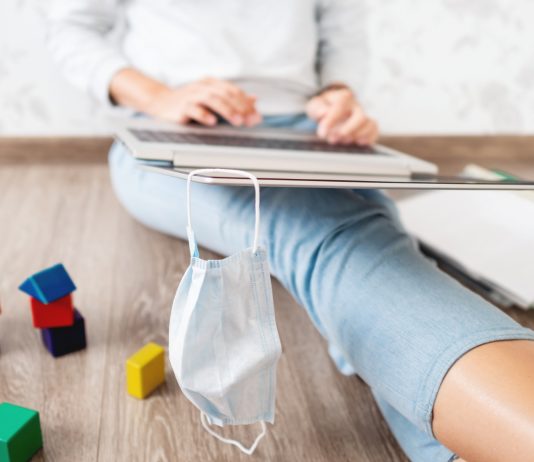 Kisgyerekes dolgozóként tényleg nem akarunk visszamenni az irodába? home office, otthoni munkavégzés, anya, gyermek, munkavállaló